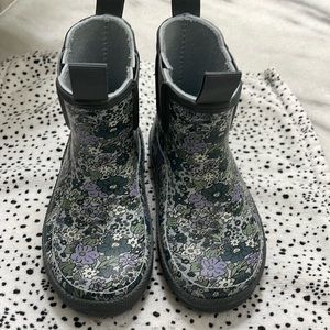 Floral rain boots - just like NEW!